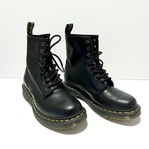 Dr. Martens AirWair NEW IN BOX Black 1460 W - US7/ EU38
